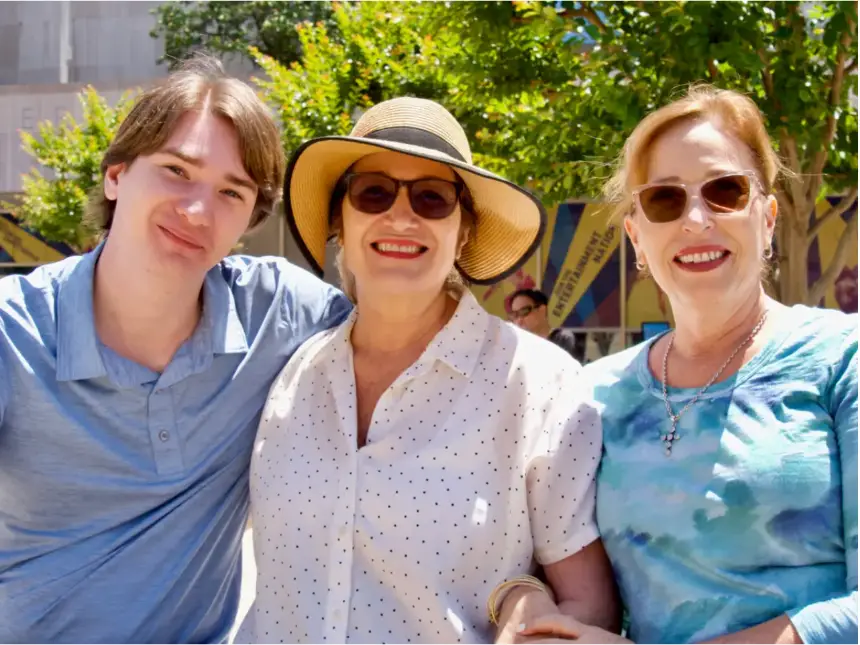 (De i a d) John Lockwood, Olivia Lockwood y Valery Parchment asisten al Desfile Nacional del Día de los Caídos en Washington el 26 de mayo de 2025, para ver al hijo de Parchment, Elijah Neale, actuar en su papel en la prestigiosa Guardia de Honor Presidencial de la Guardia Costera. (Travis Gillmore/The Epoch Times)