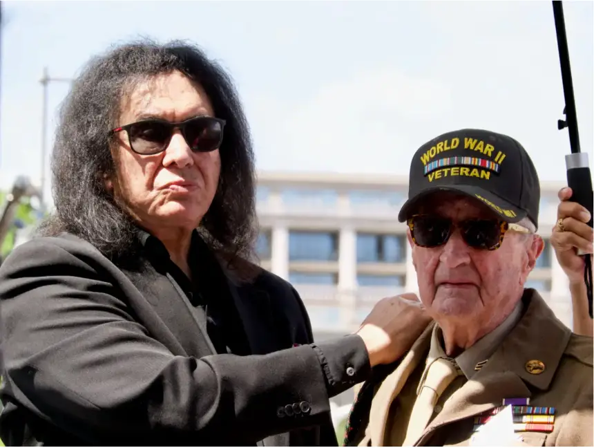 Gene Simmons (i) y Hal Urban, quienes ayudaron a liberar a la madre de Simmons de un campo de concentración en 1945, viajaron juntos en una carroza en el Desfile Nacional del Día de los Caídos en Washington el 26 de mayo de 2025. (Travis Gillmore/The Epoch Times)