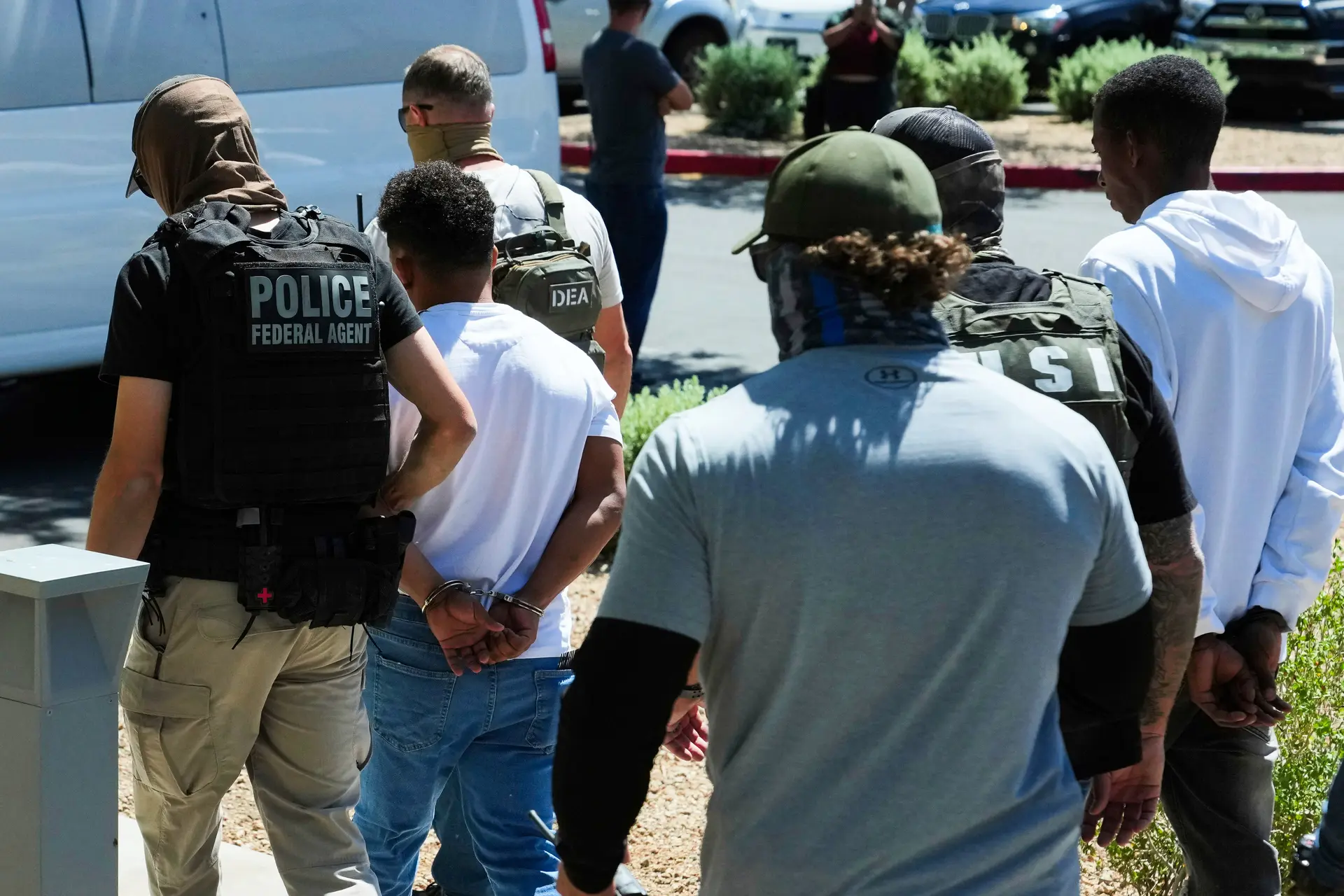 Distintos agentes de la policía federal detienen a dos personas tras una audiencia judicial en una corte de inmigración en Phoenix, el 21 de mayo de 2025. (Ross D. Franklin/AP Photo).