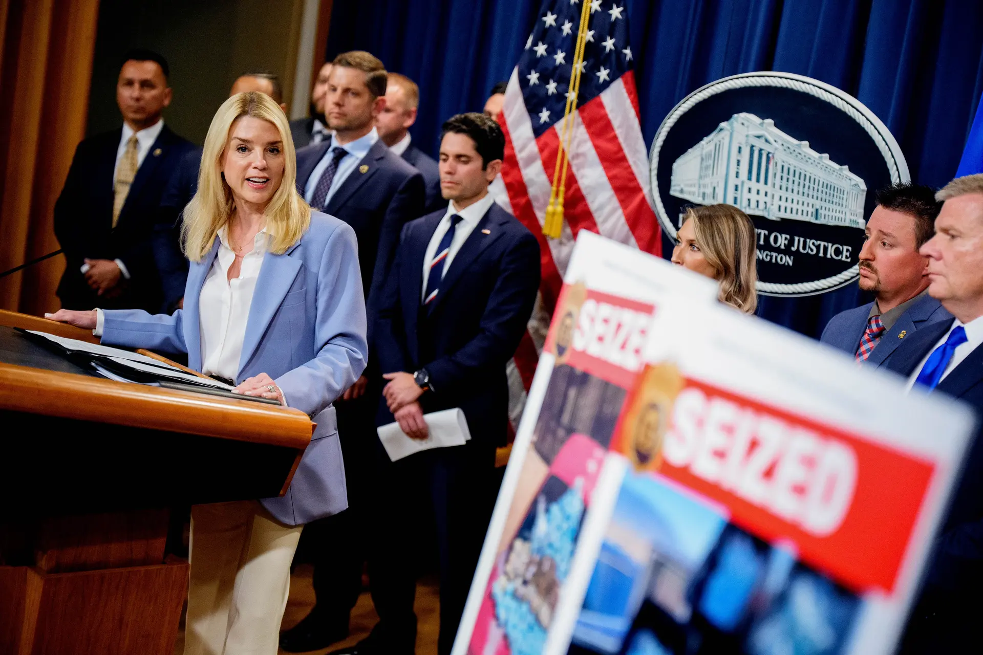 La fiscal general Pam Bondi habla durante una rueda de prensa en el Departamento de Justicia en Washington, DC, el 6 de mayo de 2025. (Andrew Harnik/Getty Images).
