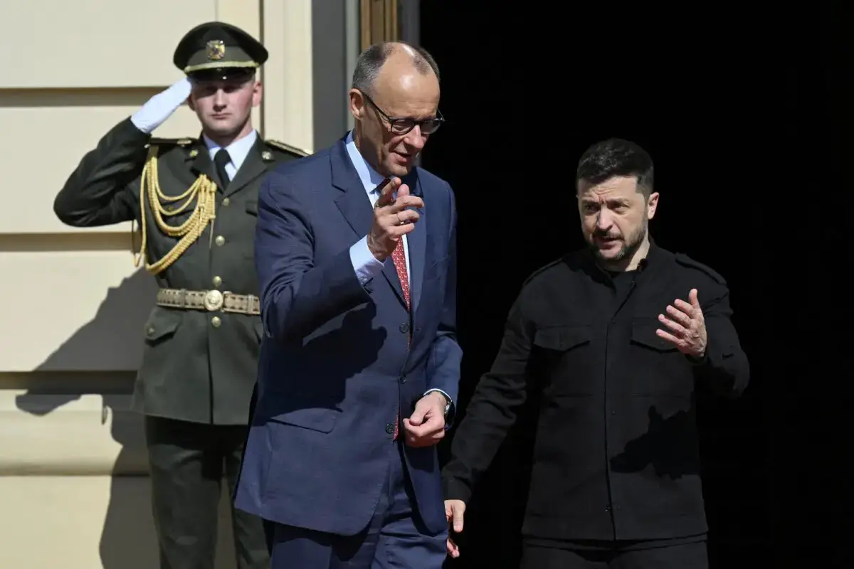 El presidente ucraniano, Volodímir Zelenski, da la bienvenida al canciller alemán, Friedrich Merz, en Kiev, Ucrania, el 10 de mayo de 2025. (Genya Savilov/AFP a través de Getty Images)