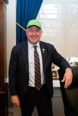El representante Dave Taylor (R-Ohio) lleva una gorra con el lema "Make Agriculture Great Again" en su oficina del Capitolio, en Washington, el 6 de marzo de 2025. (Madalina Vasiliu/The Epoch Times)