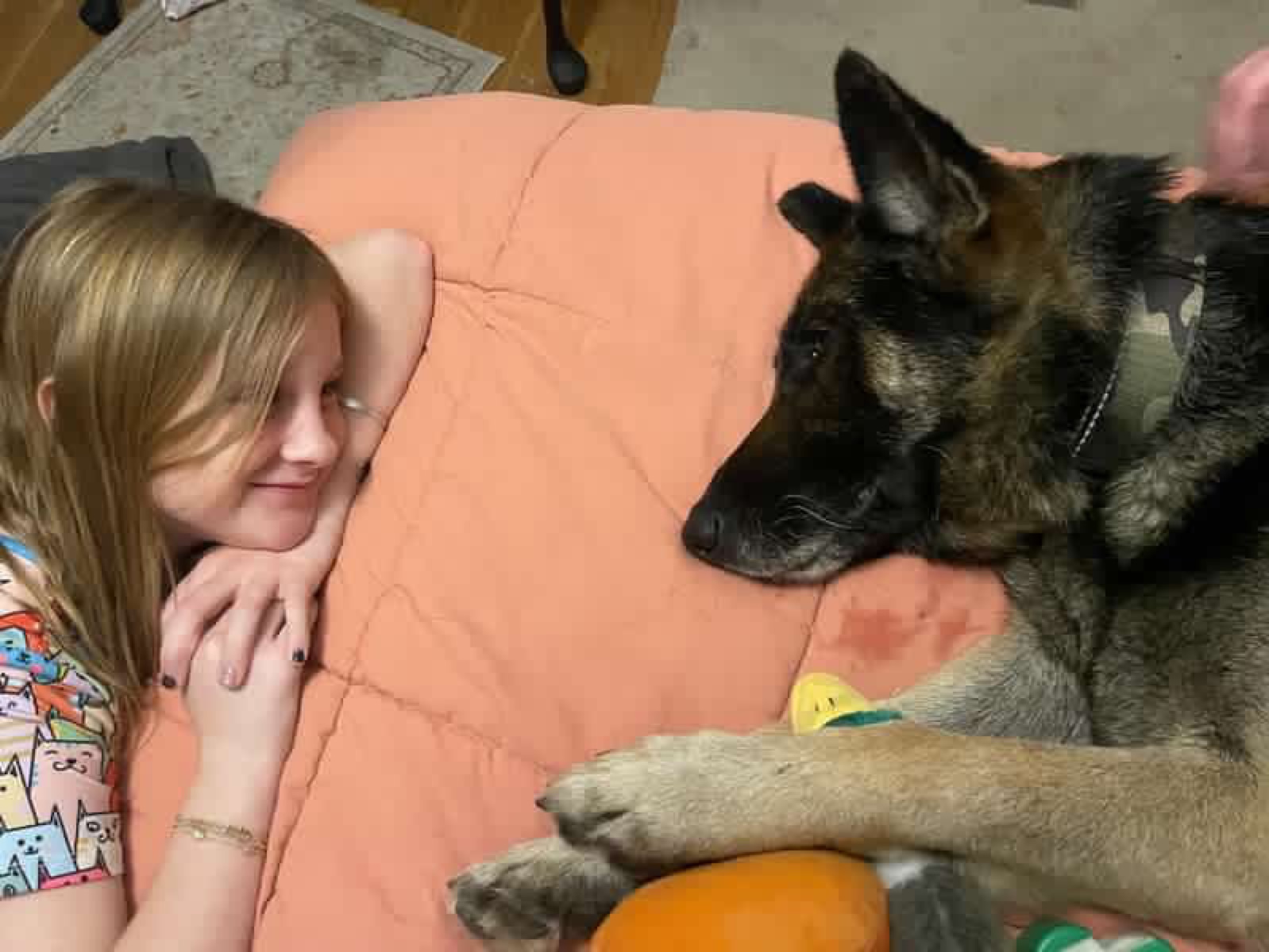Lily Baeur con Cooper. (Cortesía de <a href="https://www.instagram.com/lillybumpus_giveforward/" target="_blank" rel="noopener">Trish Bauer</a>)