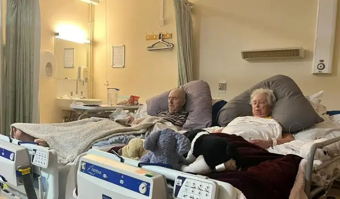El Sr. y la Sra. Johnson en sus camas de hospicio. (SWNS)