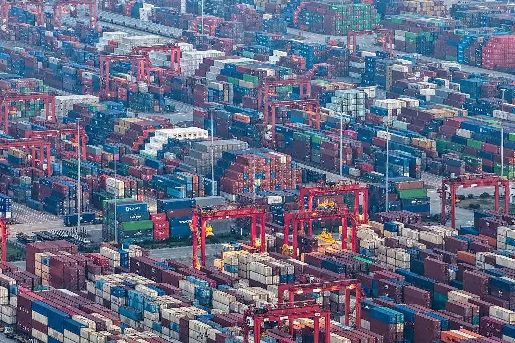 Vista aérea de contenedores apilados en un puerto de Taicang, en la provincia de Jiangsu, al este de China, el 18 de mayo de 2025. (STR/AFP a través de Getty Images)