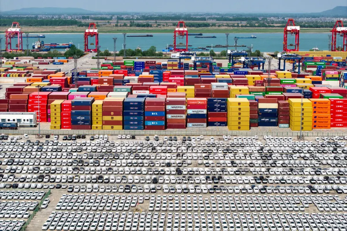 Coches fabricados en China, entre ellos Volvo y otras marcas, en un puerto de Nanjing, en la provincia oriental china de Jiangsu, el 16 de abril de 2025. (AFP vía Getty Images)