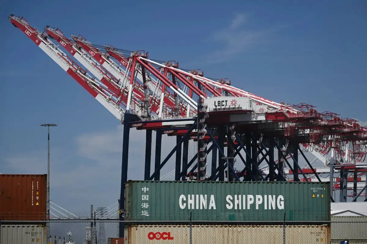 Un contenedor de carga de China Shipping apilado en el puerto de Long Beach, en California, el 10 de abril de 2025. (Patrick T. Fallon/AFP a través de Getty Images)
