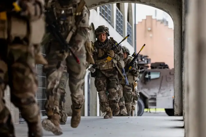 Soldados franceses participan en maniobras militares conjuntas con el ejército británico cerca de Reims, Francia, el 22 de abril de 2025. (Sameer Al-Doumy/AFP/Getty Images)