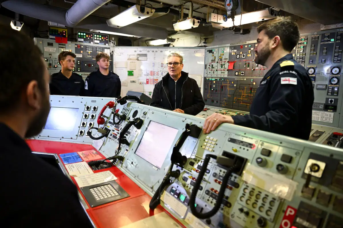 El primer ministro Sir Keir Starmer habla con la tripulación en la sala de control durante su visita al HMS Iron Duke en Tallin, Estonia, el 17 de diciembre de 2024. (Leon Neal/Getty Images).
