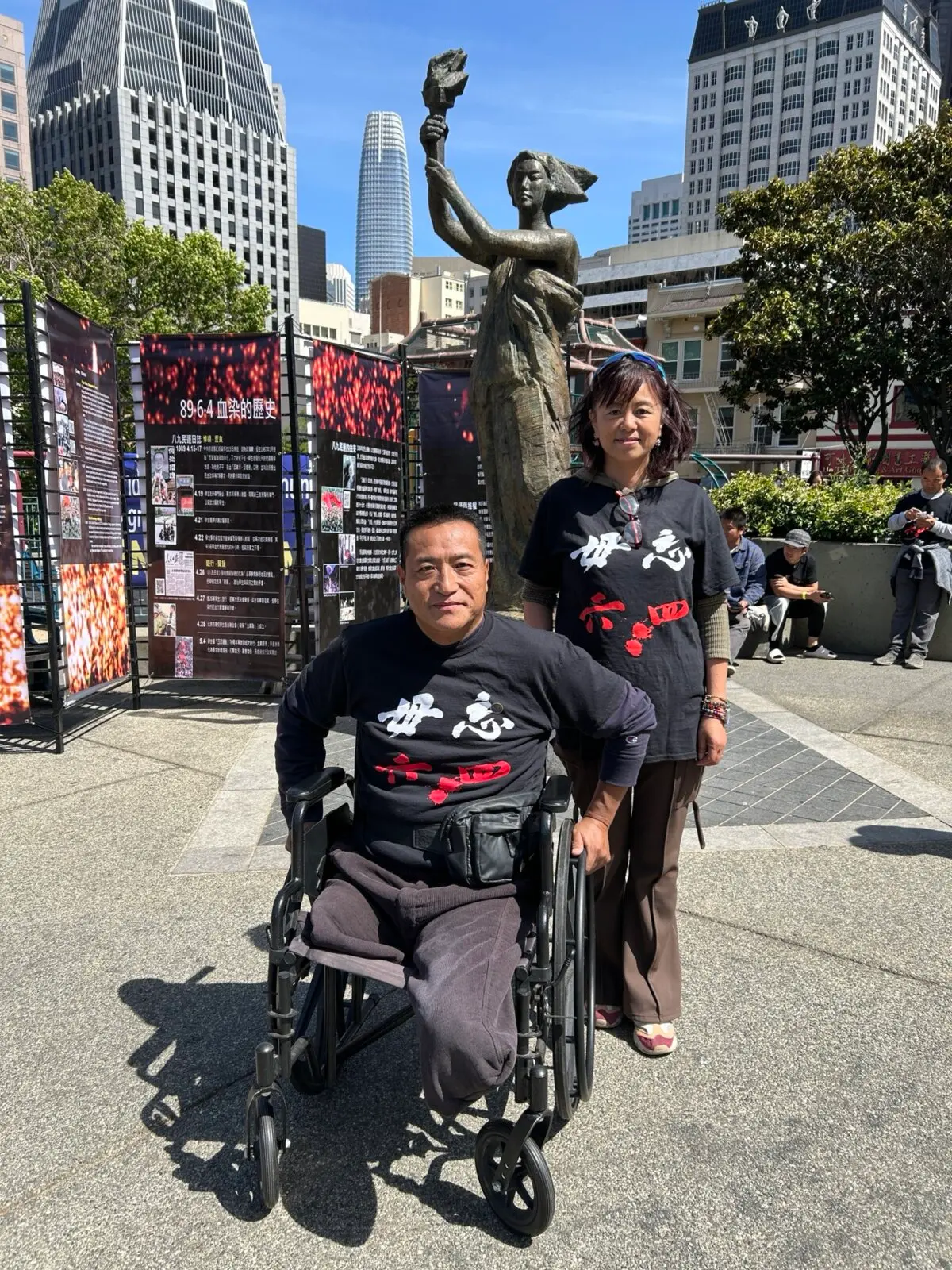 Fang Zheng (izquierda) y Zheng Yun en Portsmouth Square, en San Francisco, el 25 de mayo de 2025. (Nathan Su/The Epoch Times)