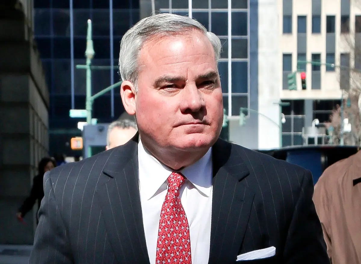 El exgobernador de Connecticut John Rowland sale del tribunal federal de apelaciones de Nueva York el 16 de marzo de 2016. (Bebeto Matthews/AP Photo)
