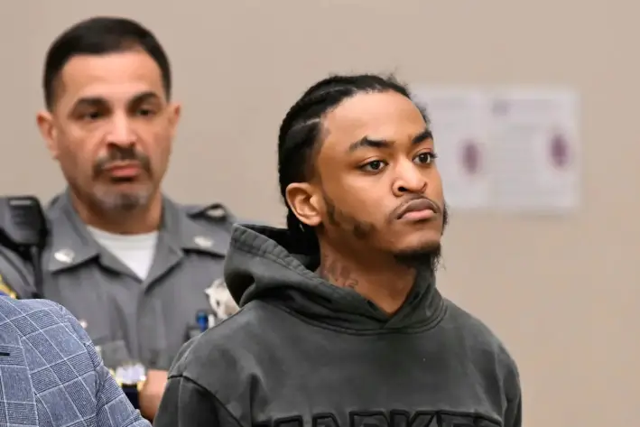 El sospechoso Tajuan Washington fue procesado en la Corte Superior de Waterbury, en Waterbury, Connecticut, el 28 de mayo de 2025. (Jim Shannon/Hearst Connecticut Media vía AP)