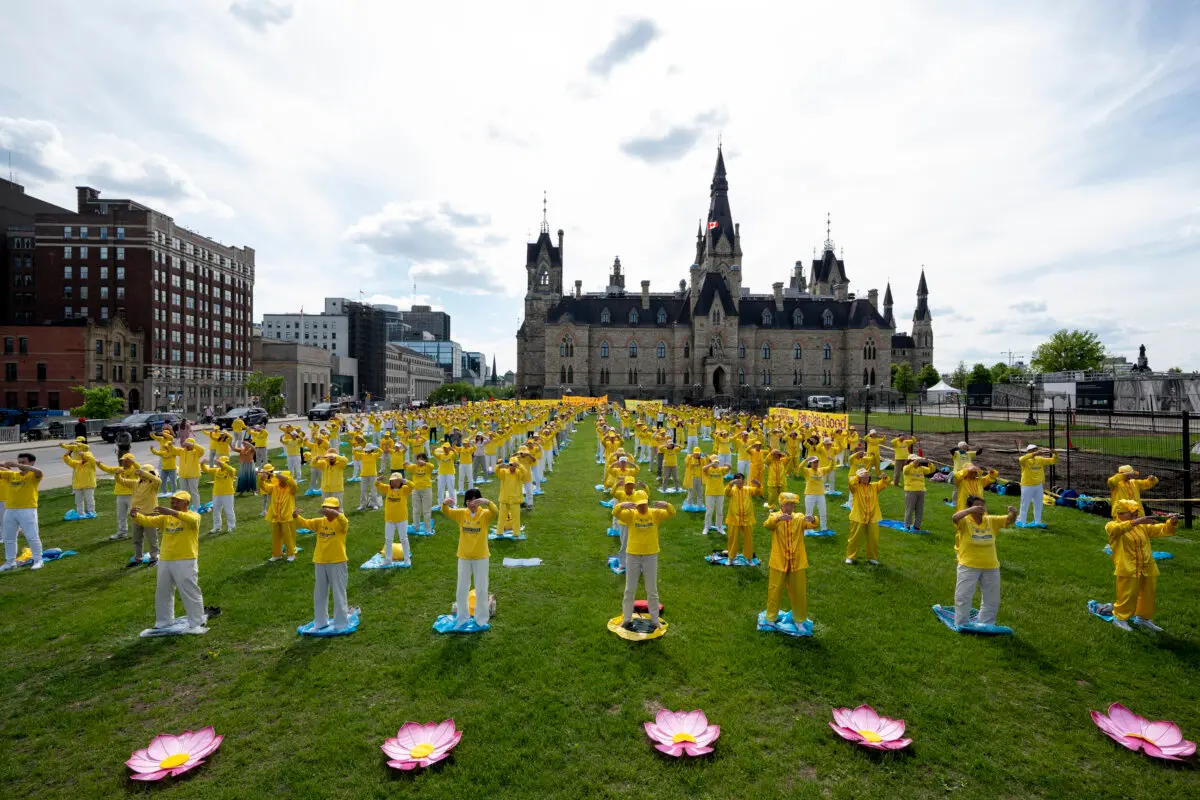 Practicantes de Falun Gong realizan ejercicios meditativos durante un evento para celebrar el Día Mundial de Falun Dafa en Parliament Hill, Ottawa, el 28 de mayo de 2025. (Evan Ning/The Epoch Times).
