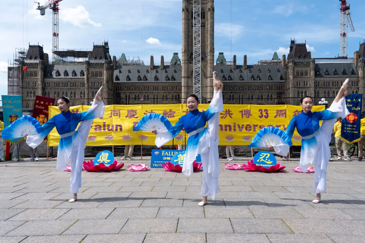 La danza clásica china se interpretó como parte del evento para celebrar el Día Mundial de Falun Dafa en Parliament Hill, Ottawa, el 28 de mayo de 2025. (Evan Ning/The Epoch Times).