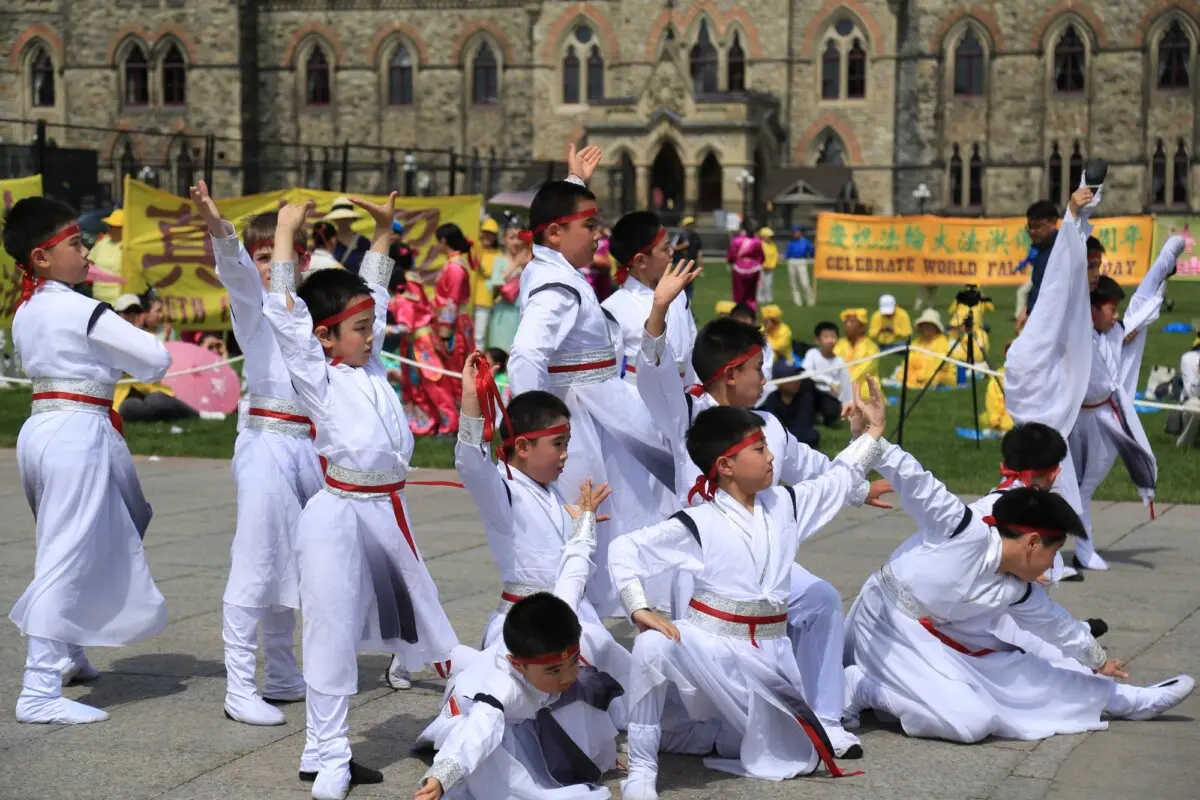 Jóvenes practicantes de Falun Gong interpretan una danza clásica china como parte de los actos para celebrar el Día Mundial de Falun Dafa en Parliament Hill, en Ottawa, el 28 de mayo de 2025. (Jonathan Ren/The Epoch Times).