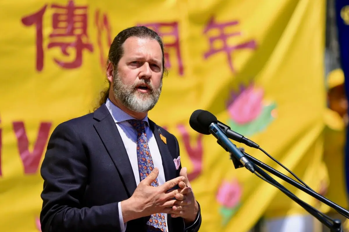 El diputado conservador Scott Reid habla durante las celebraciones del Día Mundial de Falun Dafa en Parliament Hill, Ottawa, el 28 de mayo de 2025. (Jonathan Ren/The Epoch Times).