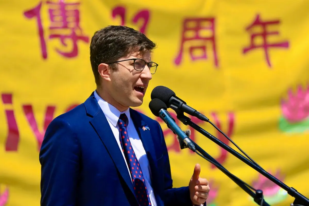 El diputado conservador Garnett Genuis habla durante las celebraciones del Día Mundial de Falun Dafa en la Colina del Parlamento en Ottawa, el 28 de mayo de 2025. (Jonathan Ren/The Epoch Times).