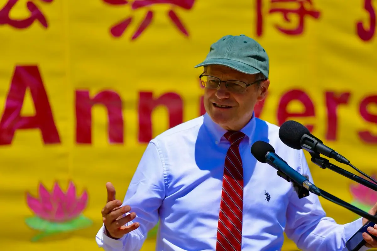 El diputado liberal Kevin Lamoureux habla durante las celebraciones del Día Mundial de Falun Dafa en la Colina del Parlamento en Ottawa, el 28 de mayo de 2025. (Jonathan Ren/The Epoch Times).