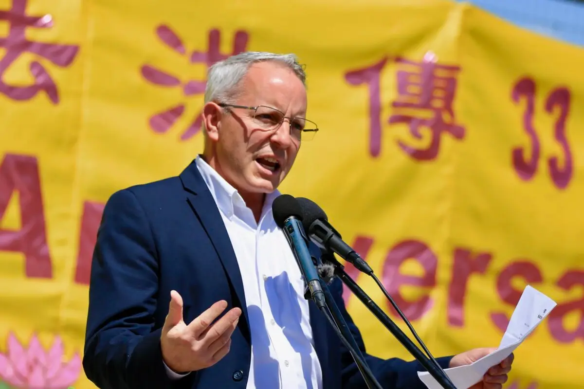 Mike Duggan, concejal de la ciudad de Gatineau, habla durante las celebraciones del Día Mundial de Falun Dafa en la Colina del Parlamento en Ottawa, el 28 de mayo de 2025. (Jonathan Ren/The Epoch Times).