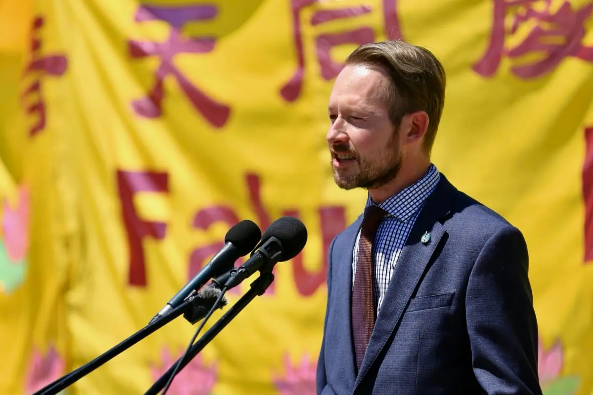 El diputado conservador Michael Cooper habla durante las celebraciones del Día Mundial de Falun Dafa en la Colina del Parlamento en Ottawa, el 28 de mayo de 2025. (Jonathan Ren/The Epoch Times).
