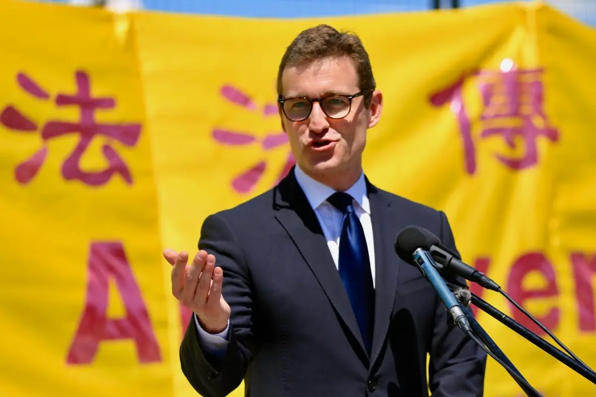 El diputado liberal Yvan Baker habla durante las celebraciones del Día Mundial de Falun Dafa en Parliament Hill, en Ottawa, el 28 de mayo de 2025. (Jonathan Ren/The Epoch Times).