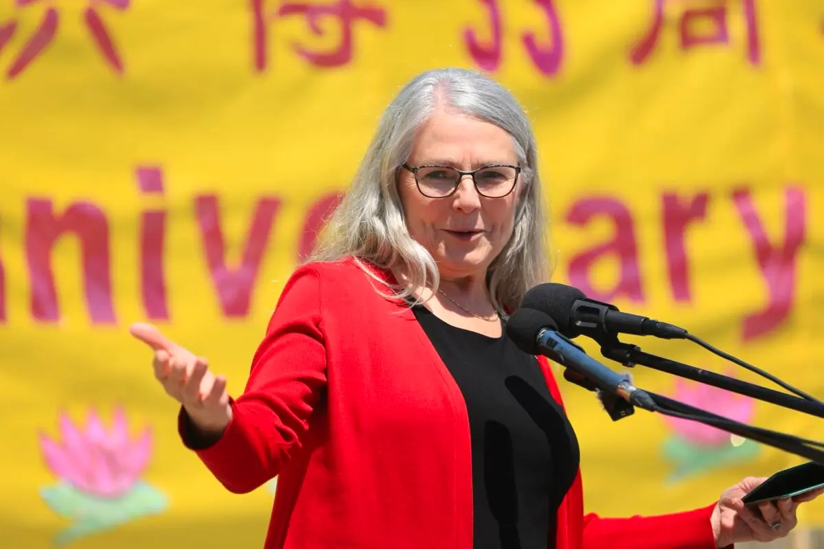 La diputada conservadora Cathay Wagantall habla durante las celebraciones del Día Mundial de Falun Dafa en Parliament Hill, en Ottawa, el 28 de mayo de 2025. (Jonathan Ren/The Epoch Times).