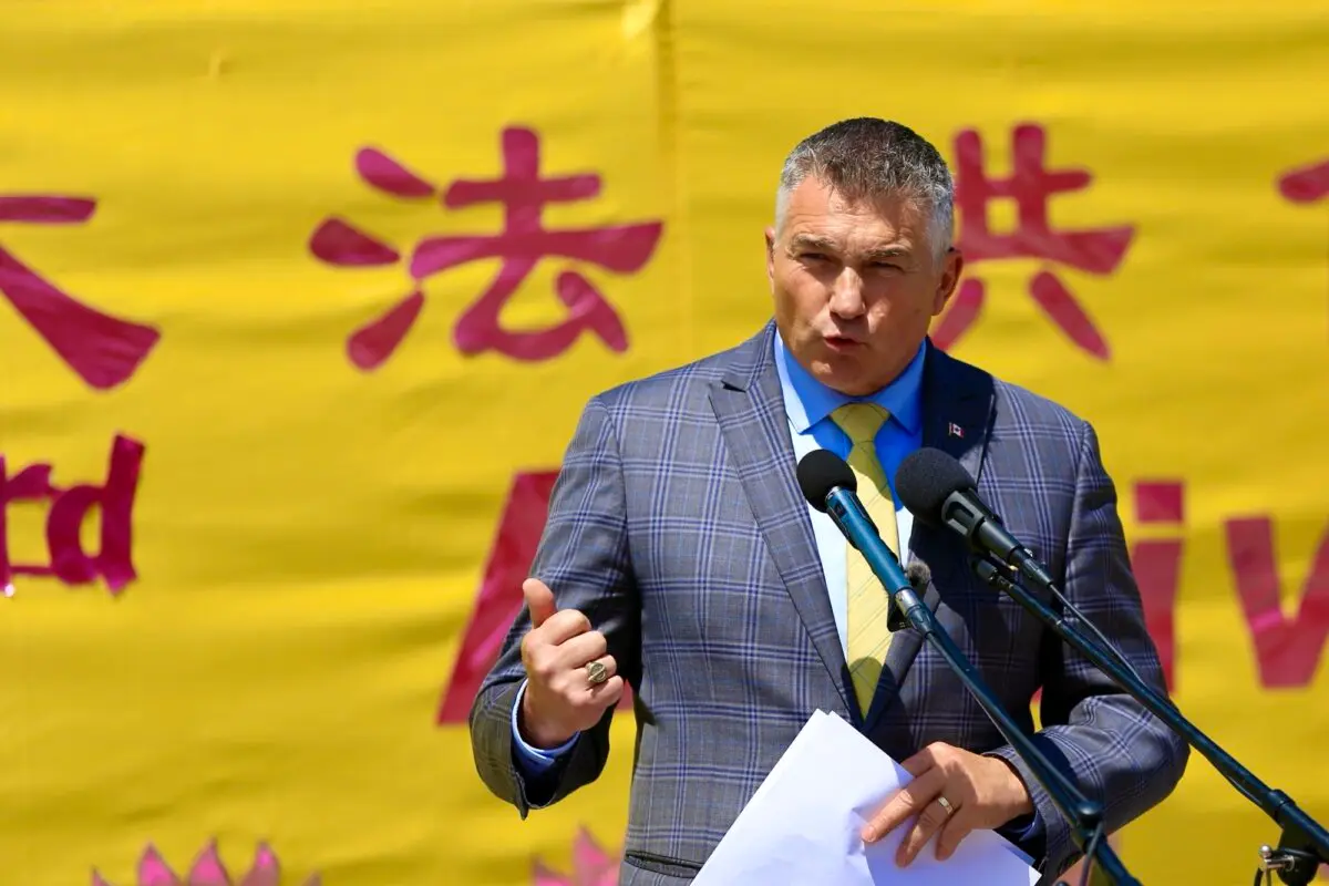 El diputado conservador James Bezan habla durante las celebraciones del Día Mundial de Falun Dafa en la Colina del Parlamento en Ottawa, el 28 de mayo de 2025. (Jonathan Ren/The Epoch Times).