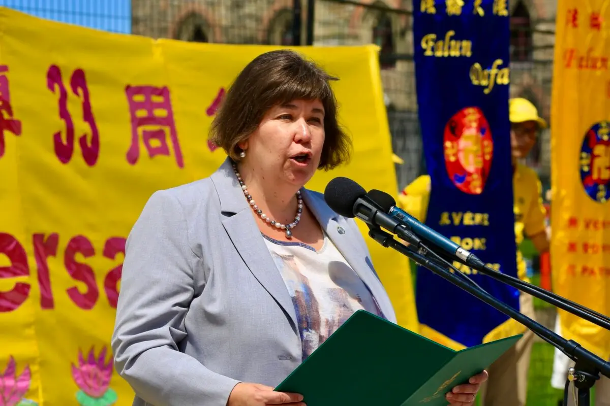 La diputada liberal Anita Vandenbeld habla durante las celebraciones del Día Mundial de Falun Dafa en la Colina del Parlamento en Ottawa, el 28 de mayo de 2025. (Jonathan Ren/The Epoch Times).