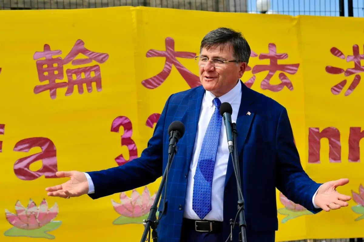 El diputado conservador Costas Menegakis habla durante las celebraciones del Día Mundial de Falun Dafa en Parliament Hill, en Ottawa, el 28 de mayo de 2025. (Jonathan Ren/The Epoch Times).