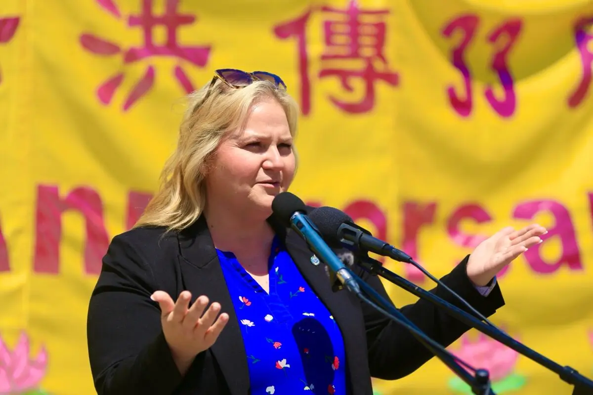 La diputada conservadora Rhonda Kirkland habla durante las celebraciones del Día Mundial de Falun Dafa en Parliament Hill, Ottawa, el 28 de mayo de 2025. (Jonathan Ren/The Epoch Times).