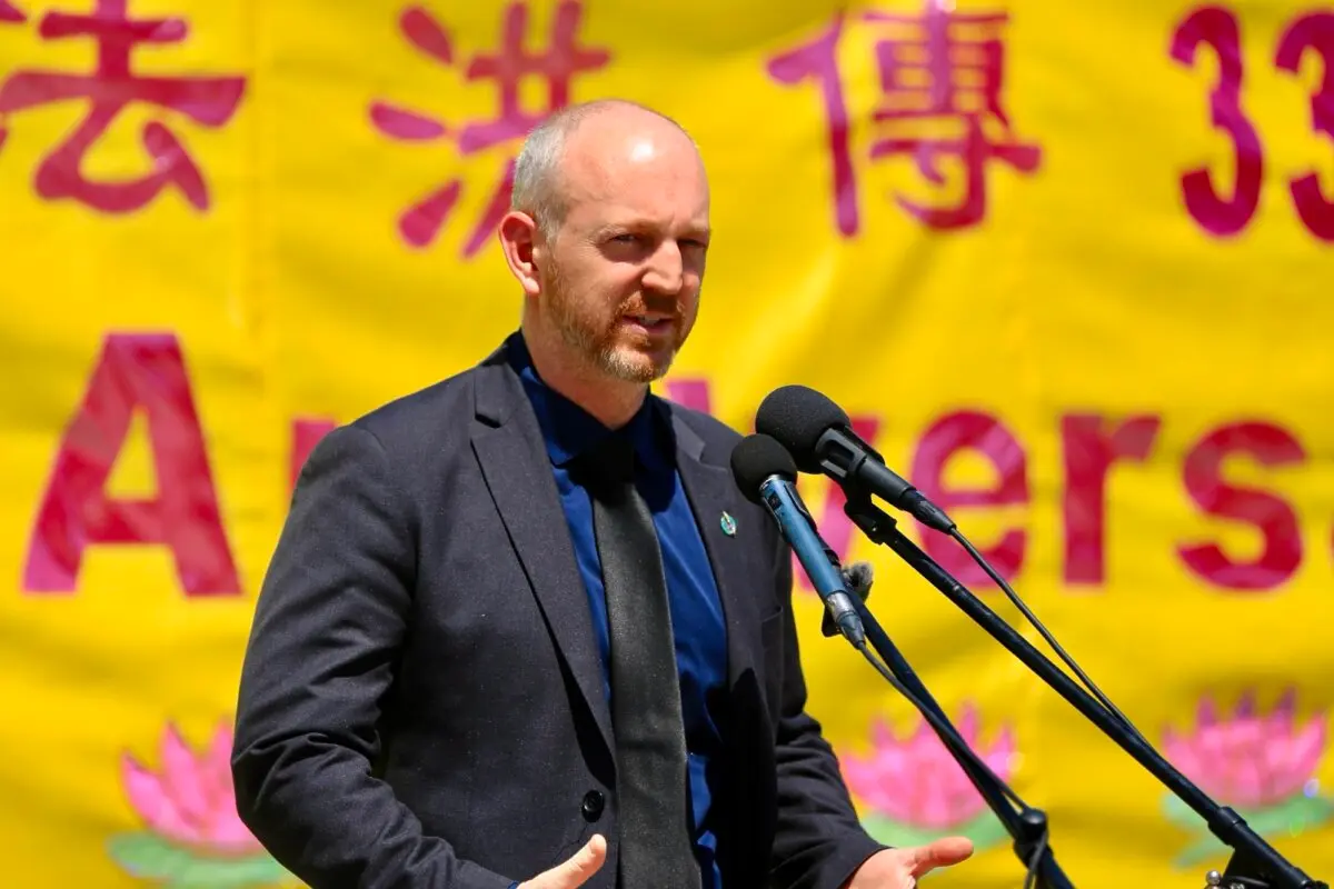 El diputado conservador Michael Guglielmin habla durante las celebraciones del Día Mundial de Falun Dafa en Parliament Hill, Ottawa, el 28 de mayo de 2025. (Jonathan Ren/The Epoch Times).