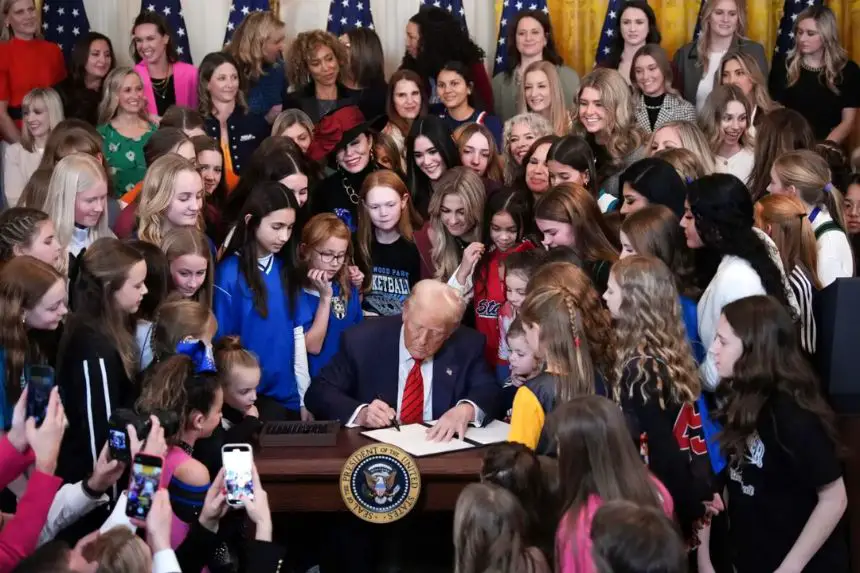 El presidente de los Estados Unidos, Donald Trump, acompañado de atletas femeninas, firma la orden ejecutiva «No a los hombres en los deportes femeninos» en el Salón Este de la Casa Blanca el 5 de febrero de 2025. (Andrew Harnik/Getty Images)