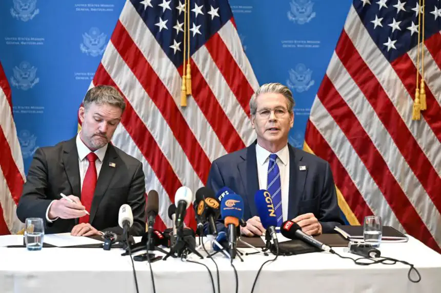 El secretario del Tesoro, Scott Bessent (derecha), y el representante comercial, Jamieson Greer, ofrecen una rueda de prensa en Ginebra el 12 de mayo de 2025. (Fabrice Coffrini/AFP a través de Getty Images)