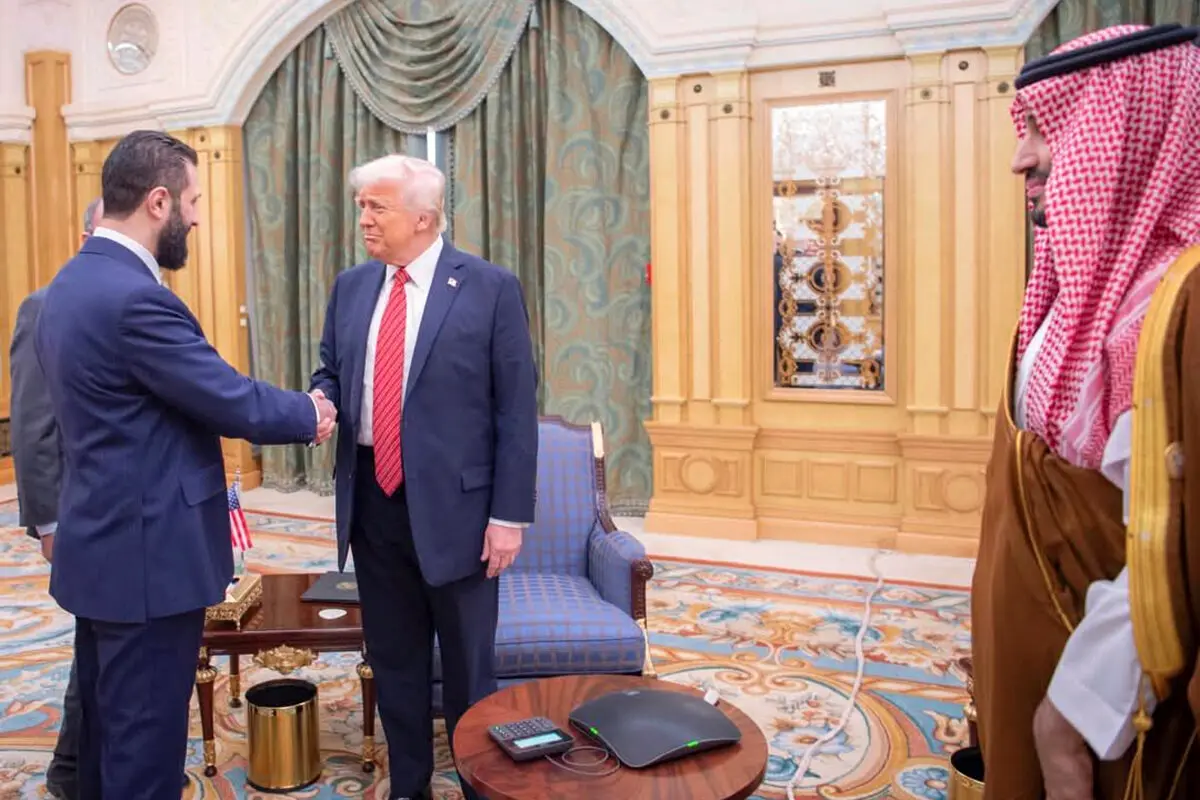 El presidente interino de Siria, Ahmad al-Sharaa (izquierda), estrecha la mano del presidente Donald Trump (centro) mientras el príncipe heredero saudí Mohammed bin Salman (derecha) observa en Riad, Arabia Saudí, el 14 de mayo de 2025. (Bandar Aljaloud/Palacio Real Saudí a través de AP).