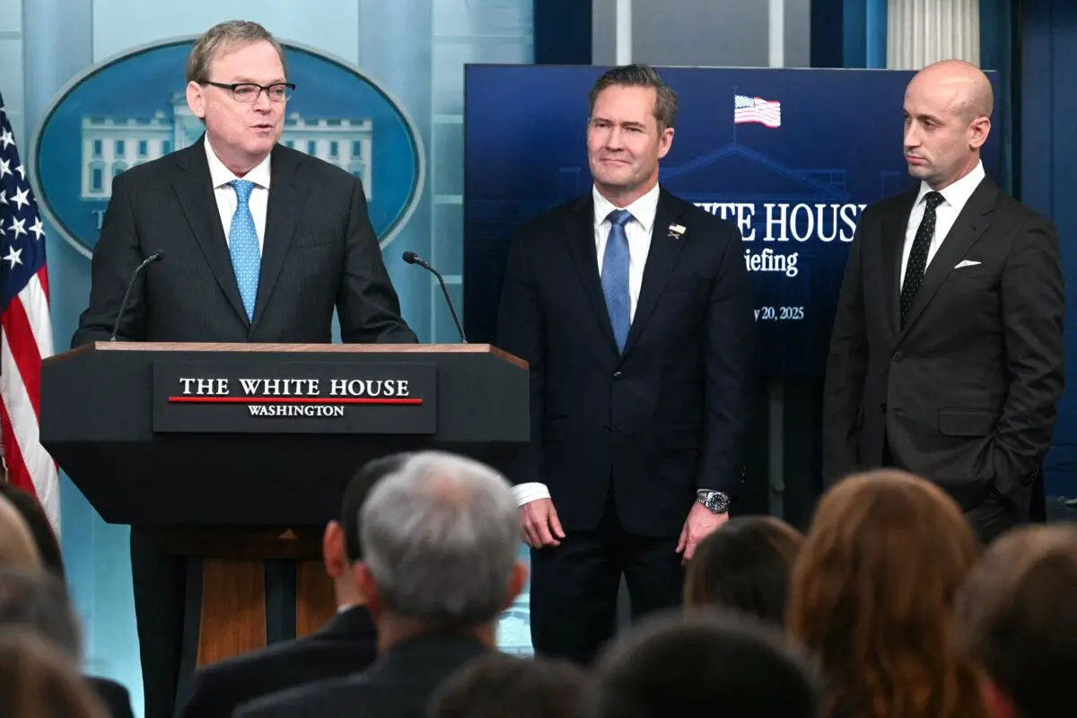 El director del Consejo Económico Nacional, Kevin Hassett (izquierda), habla junto al asesor de seguridad nacional Mike Waltz (centro) y el subjefe de gabinete de la Casa Blanca para política y seguridad nacional, Stephen Miller (derecha), en la Casa Blanca el 20 de febrero de 2025. (Jim Watson/AFP a través de Getty Images)