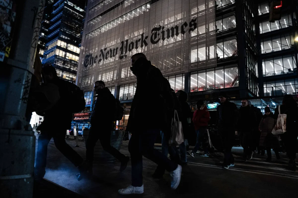 El edificio del New York Times en la ciudad de Nueva York el 8 de enero de 2025. A lo largo de seis meses, el New York Times público 10 artículos atacando a Shen Yun. (Samira Bouaou/The Epoch Times)