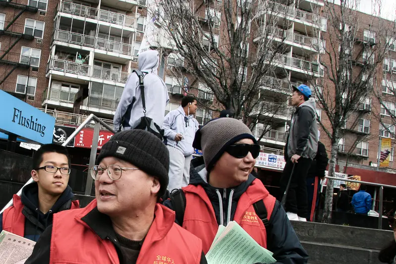 Michael Chu (2º por la izquierda) participa en una protesta contra Falun Gong en Flushing, Nueva York, en julio de 2014. (The Epoch Times)