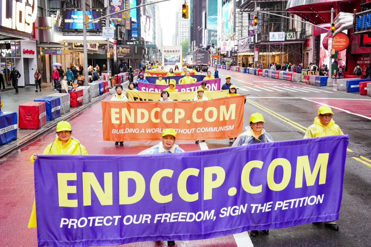 Practicantes de Falun Gong participan en un desfile para celebrar el Día Mundial de Falun Dafa y pedir el fin de la persecución en China, en la ciudad de Nueva York, el 9 de mayo de 2025. (Larry Dye/The Epoch Times)