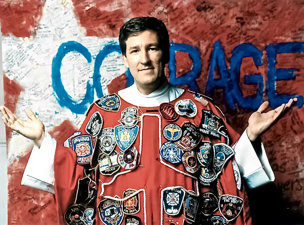 Lyndon con una túnica adornada con insignias de los servicios de emergencia, que representan la solidaridad, el apoyo y la conmemoración. (Cortesía de Krystyna Sanderson)