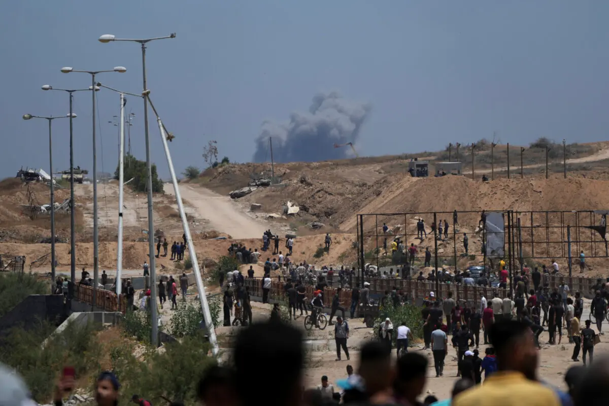 Humo tras un bombardeo israelí en el sur de Gaza el 29 de mayo de 2025.( Abdel Kareem Hana/AP)