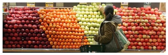 Una mujer compra en Whole Foods en la ciudad de Nueva York el 13 de enero de 2005. (Stephen Chernin/Getty Images)