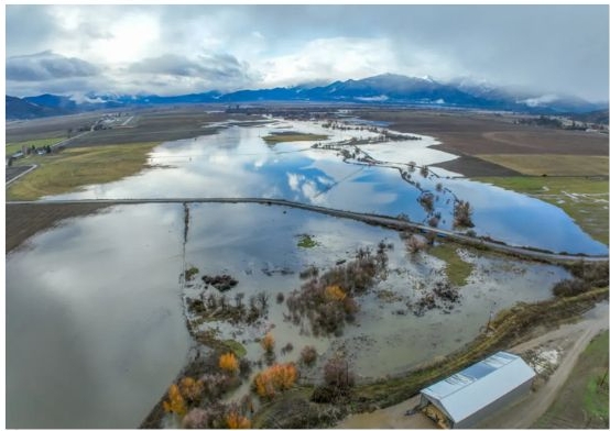 Las inundaciones en Scott Rover Valley anegan ranchos y granjas en el condado de Siskiyou, en el norte de California, tras las lluvias de finales de diciembre de 2024. (Cortesía de Mel Fechter)