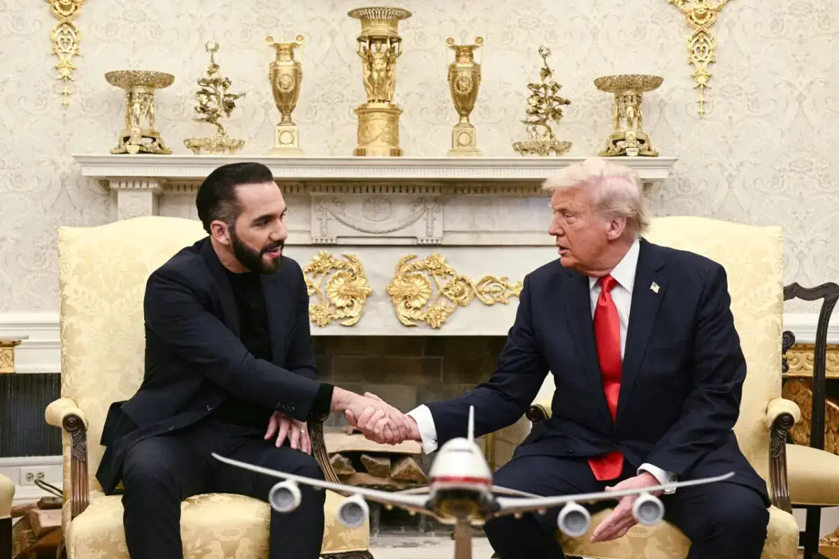 El presidente Donald Trump se reúne con el presidente salvadoreño Nayib Bukele en el Despacho Oval de la Casa Blanca el 14 de abril de 2025. (Brendan Smialowski/AFP a través de Getty Images)