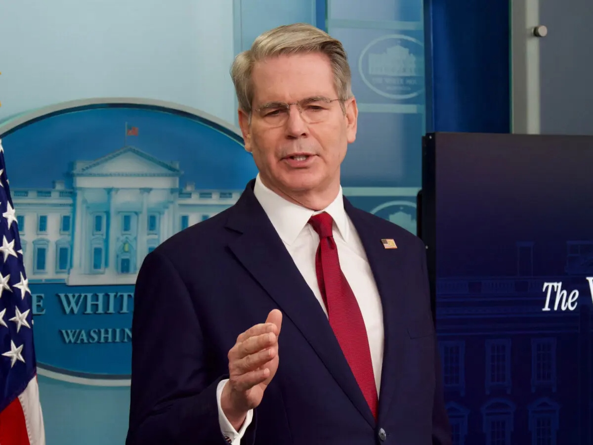 El secretario del Tesoro, Scott Bessent, habla con los periodistas durante una rueda de prensa en la Casa Blanca el 29 de abril de 2025. (Travis Gillmore/The Epoch Times)