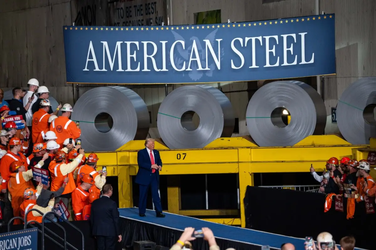 El presidente Donald Trump llega para pronunciar un discurso en la U.S. Steel Corporation - Irvin Works en West Mifflin, Pensilvania, el 30 de mayo de 2025. (Madalina Vasiliu/The Epoch Times)