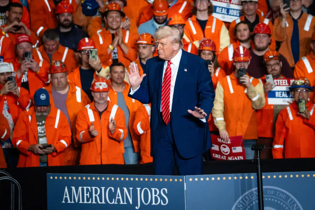 El presidente Donald Trump se marcha tras pronunciar un discurso en la U.S. Steel Corporation – Irvin Works en West Mifflin, Pensilvania, el 30 de mayo de 2025. (Madalina Vasiliu/The Epoch Times)