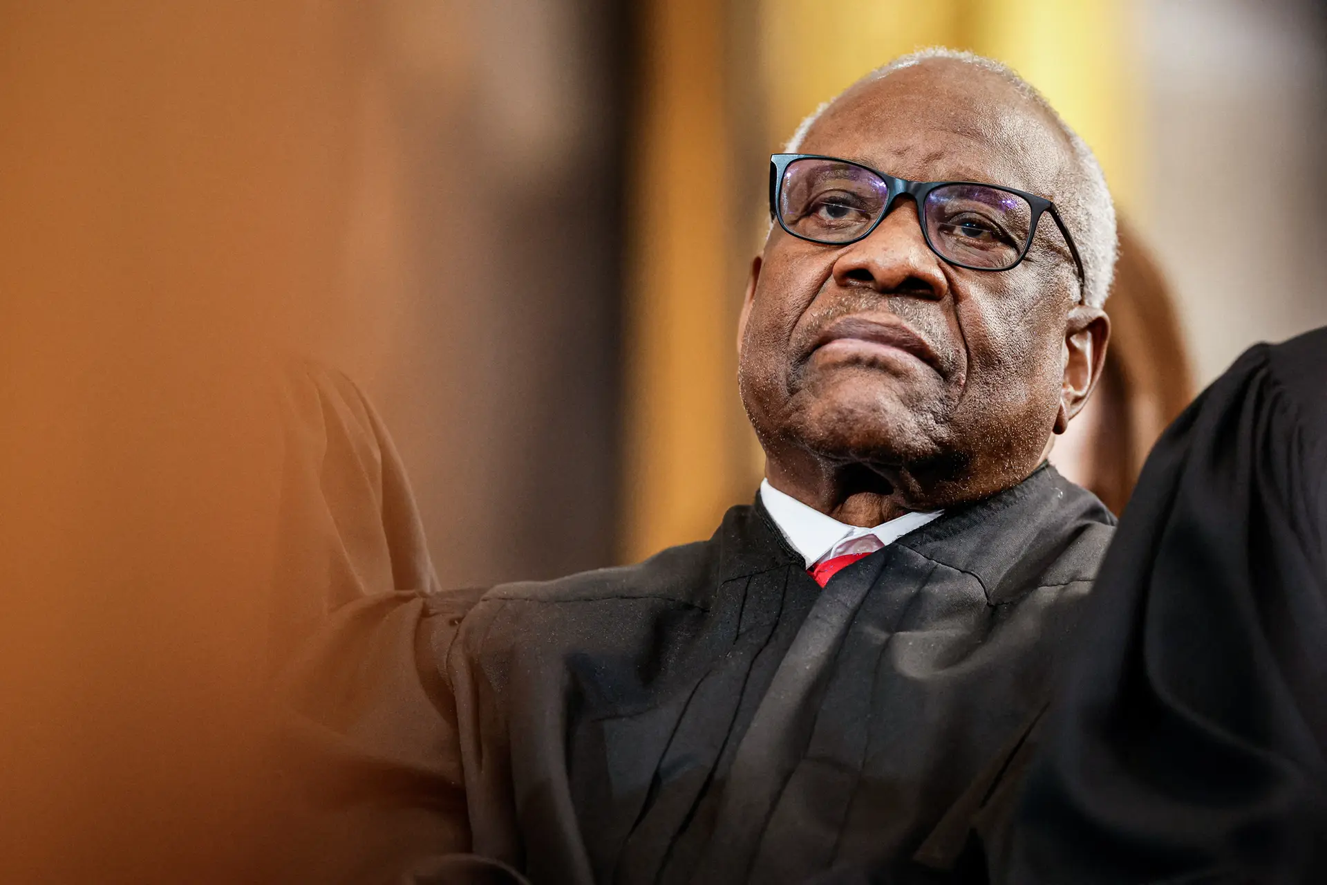 <em>El juez asociado de la Corte Suprema de los Estados Unidos, Clarence Thomas, asiste a la ceremonia de investidura del presidente Donald Trump en la Rotonda del Capitolio de los Estados Unidos el 20 de enero de 2025. Chip Somodevilla/POOL/AFP a través de Getty Images</em>