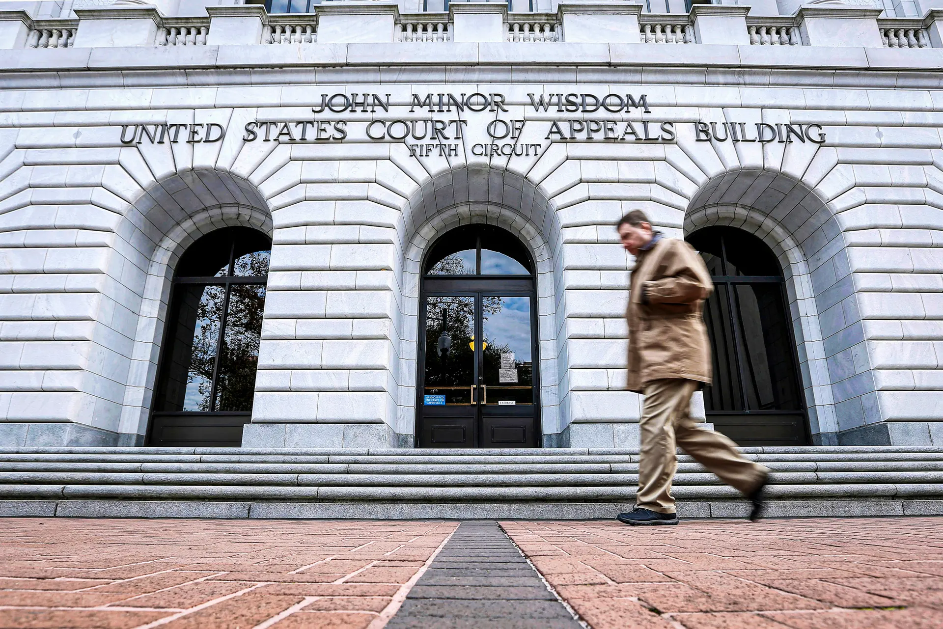 <em>Un hombre camina frente a la Corte de Apelaciones del Quinto Circuito de EE. UU. en Nueva Orleans, Luisiana, en una fotografía de archivo sin fecha. Jonathan Bachman/AP Photo</em>