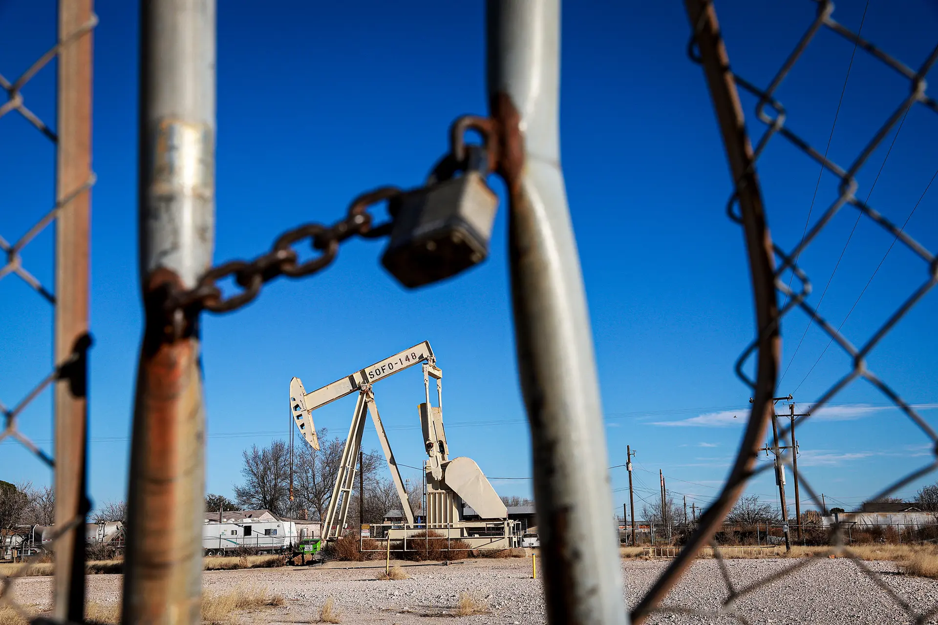 <em>Una bomba de petróleo en funcionamiento en el yacimiento petrolífero de la cuenca del Pérmico, en Odessa (Texas), el 13 de marzo de 2022. Texas está impugnando la iniciativa de la Comisión Reguladora Nuclear federal de conceder licencias a empresas privadas para gestionar un almacén provisional de residuos nucleares en la cuenca del Pérmico, la principal región productora de petróleo del país. Joe Raedle/Getty Images</em>