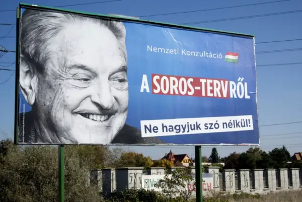 Una valla publicitaria con un póster del multimillonario y filántropo húngaro-estadounidense George Soros, con la leyenda "Consulta nacional sobre el plan de Soros: no lo dejen pasar sin palabras", se ve en el distrito 22 de Budapest el 16 de octubre de 2017, mientras el gobierno conservador prepara su nueva consulta nacional. (ATTILA KISBENEDEK/AFP vía Getty Images)